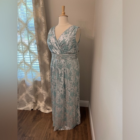 Plus Dress 🩵 - Picture 4 of 12